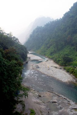 Rathong Chhu Köprüsü Sikkim 'in güzelliği. Hindistan 'da ziyaret etmek için en iyi yerlerden biri. Mavi su manzaralı güzelliği arttırır..