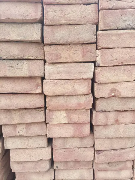 Clay Bricks Yığını bir inşaat projesinde kullanılmaya hazır..