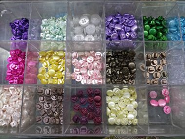 Temel Eserler İçin Renkli Düğmeler Kutusu