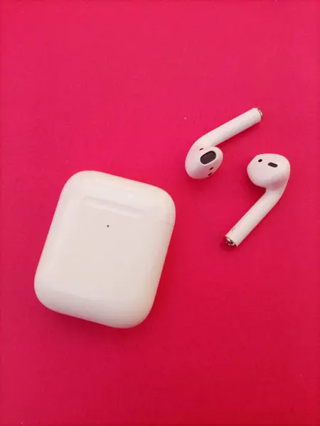 Modern Kablosuz Kulaklıklar Pembe Arkaplanda İzole Edildi