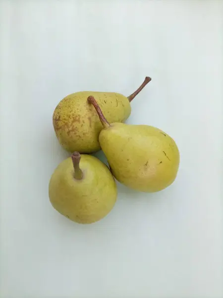 Üç taze olgun armut üst görünümü