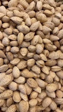 Kabuklu tam badem ve badem yığını doğal besin arka plan videosu