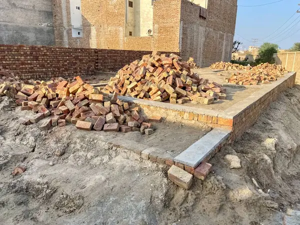 İnşaat alanında Tuğla Vakfı ve Yığılmış Tuğlalar