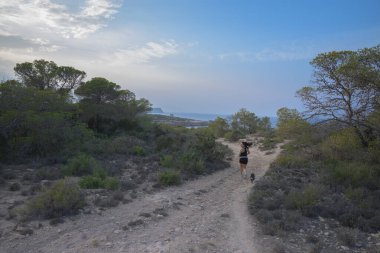 Torre den Rovira İbiza adasındaki bir savunma kulesinde yürüyor.