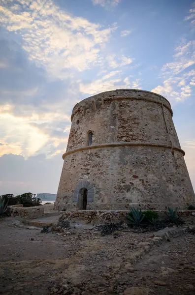 Torre den Rovira İbiza adasındaki bir savunma kulesinde yürüyor.