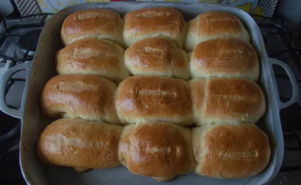 Fırından on iki ev yapımı ekmek tepsisi çıkıyor. Atıştırmalık olarak iştah açıcı bir görüntüsü var.