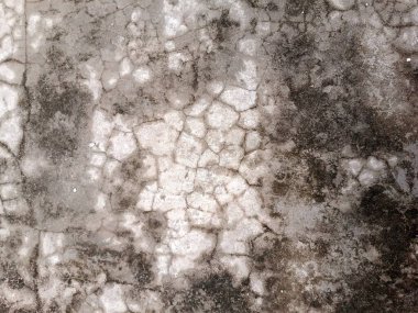 Çizik ve çatlaklarla duvarın alçı parçasını soyuyordum. Graffiti Sokak Sanatıyla Sorunlu Sarı Kahverengi Duvar. Arka plan ve Çizgiler Boyalı Çizgiler ve Çizgiler..