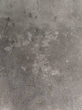 Çizik ve çatlaklarla duvarın alçı parçasını soyuyordum. Graffiti Sokak Sanatıyla Sorunlu Sarı Kahverengi Duvar. Arka plan ve Çizgiler Boyalı Çizgiler ve Çizgiler..