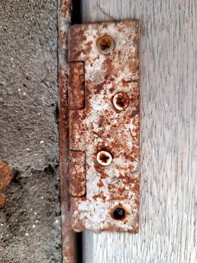 Eski beton duvarın dokusu. Açık gri çimento desenli beton duvar. Gri pastel, sert, çatlak, çimento, beton, kaya, alçılı sıva duvar..