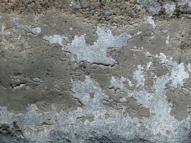 Çizik ve çatlaklarla duvarın alçı parçasını soyuyordum. Graffiti Sokak Sanatıyla Sorunlu Sarı Kahverengi Duvar. Arka plan ve Çizgiler Boyalı Çizgiler ve Çizgiler..