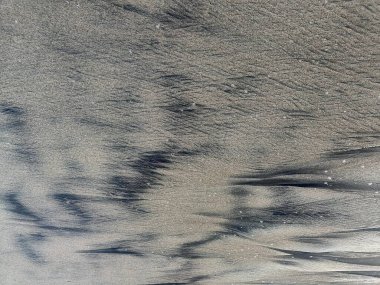 Çizik ve çatlaklarla duvarın alçı parçasını soyuyordum. Graffiti Sokak Sanatıyla Sorunlu Sarı Kahverengi Duvar. Arka plan ve Çizgiler Boyalı Çizgiler ve Çizgiler..