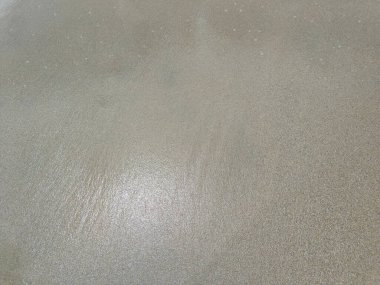 Çizik ve çatlaklarla duvarın alçı parçasını soyuyordum. Graffiti Sokak Sanatıyla Sorunlu Sarı Kahverengi Duvar. Arka plan ve Çizgiler Boyalı Çizgiler ve Çizgiler..