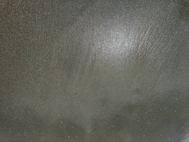 Eski beton duvarın dokusu. Açık gri çimento desenli beton duvar. Gri pastel, sert, çatlak, çimento, beton, kaya, alçılı sıva duvar..