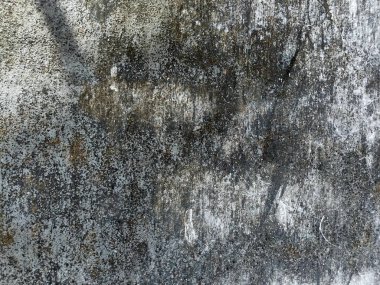 Eski beton duvarın dokusu. Açık gri çimento desenli beton duvar. Gri pastel, sert, çatlak, çimento, beton, kaya, alçılı sıva duvar..