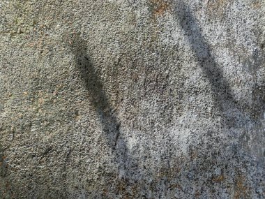 Eski beton duvarın dokusu. Açık gri çimento desenli beton duvar. Gri pastel, sert, çatlak, çimento, beton, kaya, alçılı sıva duvar..