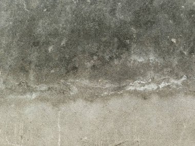 Çizikler ve çatlaklarla dolu bir duvar parçası. Eski, kirli, deri döküntüsü, desenli duvar kâğıdı kaplaması. Arka plan için yüzey duvarı betonu deseni. Grunge Arka plan dokusu, Kirli Su Sıçrayan Duvar, Soyut Sıçrayan Su.