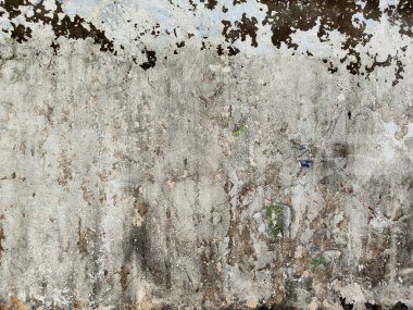 Çizikler ve çatlaklarla dolu bir duvar parçası. Eski, kirli, deri döküntüsü, desenli duvar kâğıdı kaplaması. Arka plan için yüzey duvarı betonu deseni. Grunge Arka plan dokusu, Kirli Su Sıçrayan Duvar, Soyut Sıçrayan Su.