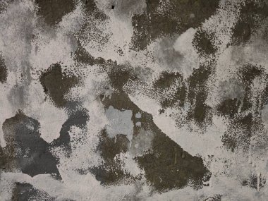 Çizikler ve çatlaklarla dolu bir duvar parçası. Eski, kirli, deri döküntüsü, desenli duvar kâğıdı kaplaması. Arka plan için yüzey duvarı betonu deseni. Grunge Arka plan dokusu, Kirli Su Sıçrayan Duvar, Soyut Sıçrayan Su.