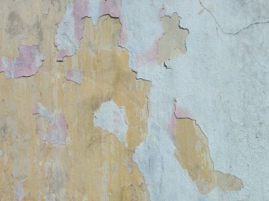 Çizikler ve çatlaklarla dolu bir duvar parçası. Eski, kirli, deri döküntüsü, desenli duvar kâğıdı kaplaması. Arka plan için yüzey duvarı betonu deseni. Grunge Arka plan dokusu, Kirli Su Sıçrayan Duvar, Soyut Sıçrayan Su.