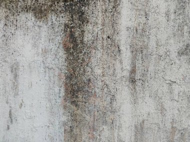 Çizikler ve çatlaklarla dolu bir duvar parçası. Eski, kirli, deri döküntüsü, desenli duvar kâğıdı kaplaması. Arka plan için yüzey duvarı betonu deseni. Grunge Arka plan dokusu, Kirli Su Sıçrayan Duvar, Soyut Sıçrayan Su.