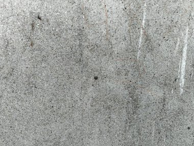 Grunge Scratched Gray Beton Duvarı Arka planı. Tırmalanmış ve yıpranmış beton duvar yüzeyinin pürüzlü gri grunge dokusu. Arka planda, üstüste, inşaat temalarında, kentsel tasarım projelerinde, grunge-style düzenleme ve dijital dokularda kullanım için idealdir.