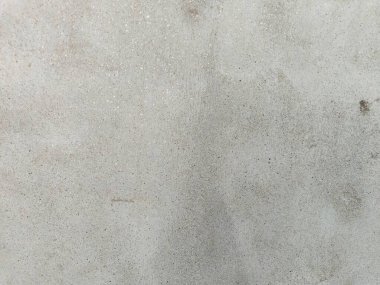 Grunge Scratched Gray Beton Duvarı Arka planı. Tırmalanmış ve yıpranmış beton duvar yüzeyinin pürüzlü gri grunge dokusu. Arka planda, üstüste, inşaat temalarında, kentsel tasarım projelerinde, grunge-style düzenleme ve dijital dokularda kullanım için idealdir.