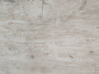 Grunge Scratched Gray Beton Duvarı Arka planı. Tırmalanmış ve yıpranmış beton duvar yüzeyinin pürüzlü gri grunge dokusu. Arka planda, üstüste, inşaat temalarında, kentsel tasarım projelerinde, grunge-style düzenleme ve dijital dokularda kullanım için idealdir.