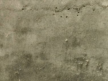 Grunge Scratched Gray Beton Duvarı Arka planı. Tırmalanmış ve yıpranmış beton duvar yüzeyinin pürüzlü gri grunge dokusu. Arka planda, üstüste, inşaat temalarında, kentsel tasarım projelerinde, grunge-style düzenleme ve dijital dokularda kullanım için idealdir.