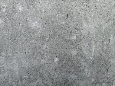 Grunge Scratched Gray Beton Duvarı Arka planı. Tırmalanmış ve yıpranmış beton duvar yüzeyinin pürüzlü gri grunge dokusu. Arka planda, üstüste, inşaat temalarında, kentsel tasarım projelerinde, grunge-style düzenleme ve dijital dokularda kullanım için idealdir.