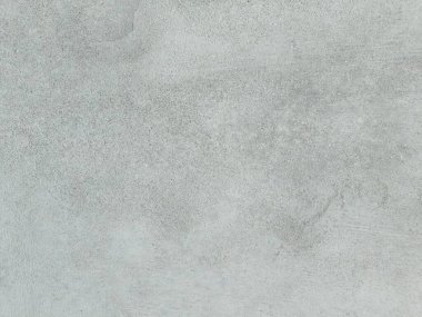 Grunge Scratched Gray Beton Duvarı Arka planı. Tırmalanmış ve yıpranmış beton duvar yüzeyinin pürüzlü gri grunge dokusu. Arka planda, üstüste, inşaat temalarında, kentsel tasarım projelerinde, grunge-style düzenleme ve dijital dokularda kullanım için idealdir.