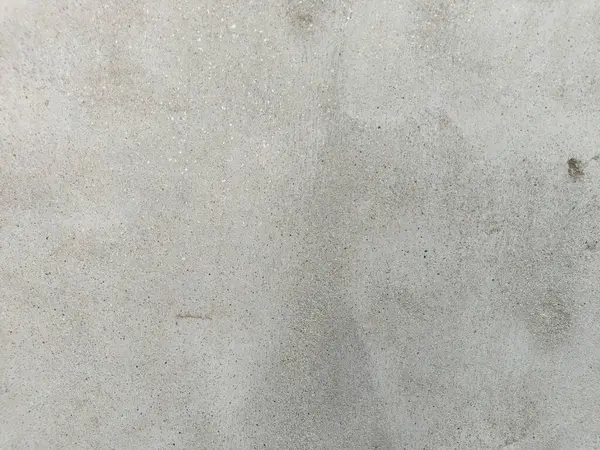 Grunge Scratched Gray Beton Duvarı Arka planı. Tırmalanmış ve yıpranmış beton duvar yüzeyinin pürüzlü gri grunge dokusu. Arka planda, üstüste, inşaat temalarında, kentsel tasarım projelerinde, grunge-style düzenleme ve dijital dokularda kullanım için idealdir.