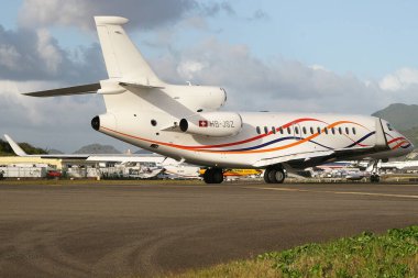 Dassault Falcon 7X HB-JSZ SXM Sint Maarten 'den ayrılmak için beklemede.