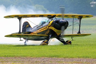 Pitts Özel N11N Akrobatik gösteriden sonra Henstridge 'e iniyor