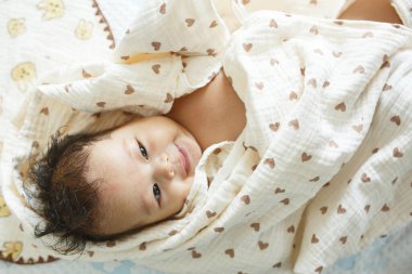 Yeni doğmuş bebek yatakta yatıyor..