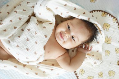 Yatakta Asyalı bebek