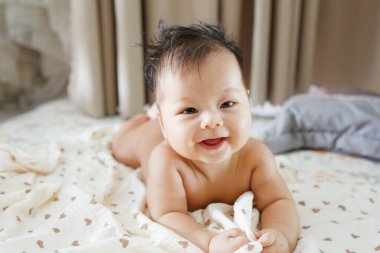 yatakta yatarken şirin bebek.