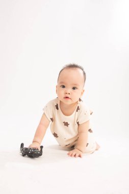 Kamerayla yerde sürünen bir bebek.