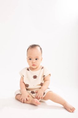 Yerde oturan bir bebek.