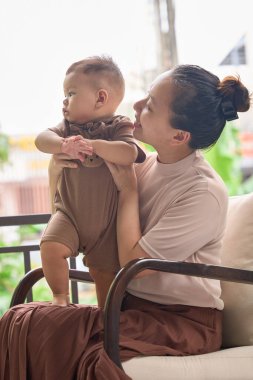 Anne ve oğul evde oynamak