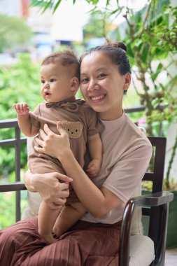 Anne ve oğlu bahçede oturan