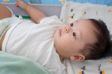 Battaniyenin üzerinde yatan bir bebek.