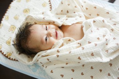 Battaniyeye sarılı bir bebek