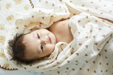 Battaniyeye sarılmış bir bebeğin yakın çekimi.