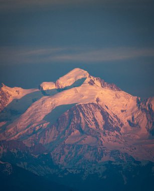 Mont Blanc, Avrupa 'nın en yüksek dağı, gün batımında. 