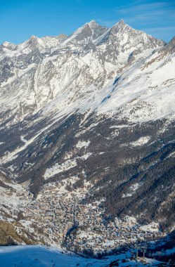 İsviçre Alpleri 'ndeki Zermatt' ın panoramik manzarası. 