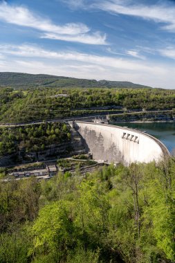 Vouglans Barajı, Fransız Jura 'sında güneşli bir sonbahar öğleden sonrasında