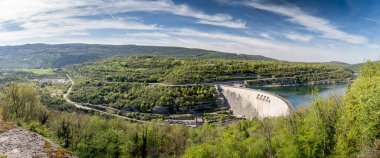 Vouglans Barajı, Fransız Jura 'sında, ormanın ortasında güneşli bir öğleden sonra