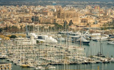 Bulutlu bir kış gününde Bellver Kalesi 'nden Palma' nın katedrali ve limanı görülüyor.