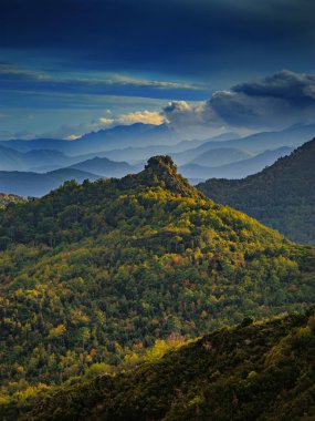 Fransa 'da Korsika dağları ve dramatik bulutlar