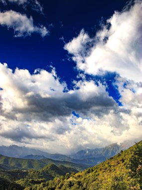 Fransa 'da Korsika dağları ve dramatik bulutlar